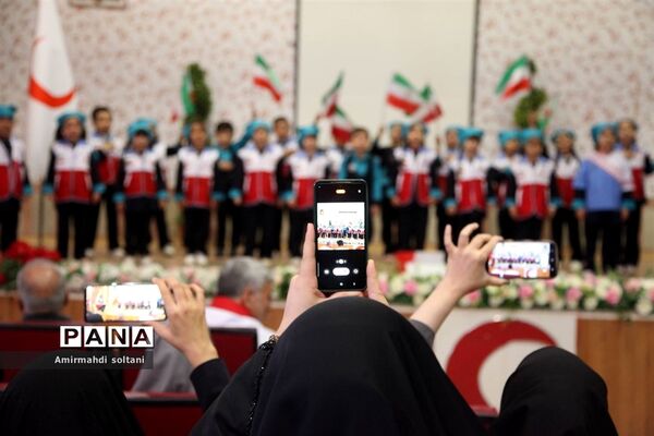 تجلیل از خادمان هلال‌احمر میانه