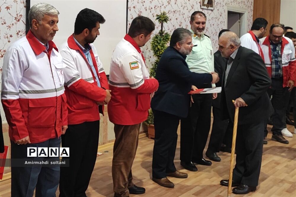 تجلیل از خادمان هلال‌احمر میانه