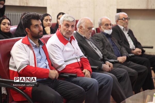 تجلیل از خادمان هلال‌احمر میانه