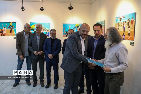 نمایشگاه آثار برگزیده جشنواره عکس عاشقان والیبال در ارومیه