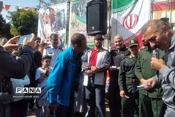 همایش پیاده‌روی خانوادگی در پارک پرچم رودهن