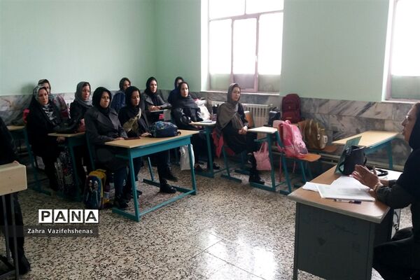 انتخابات انجمن اولیا و مربیان و جلسه دیدار با اولیا در مدرسه دخترانه شهید خاقانی شهرستان شیروان