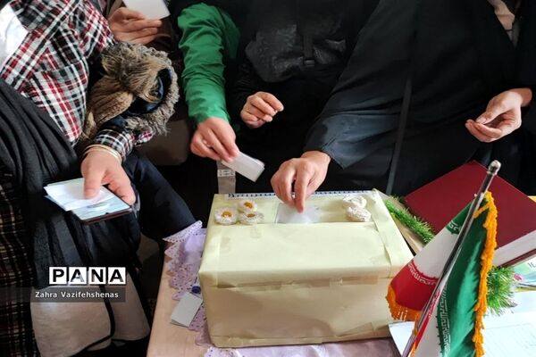 انتخابات انجمن اولیا و مربیان و جلسه دیدار با اولیا در مدرسه دخترانه شهید خاقانی شهرستان شیروان