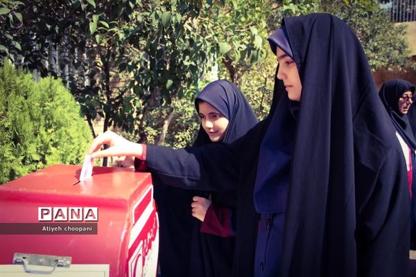 نواختن زنگ همبستگی و مقاومت و برگزاری پویش طوفان آب در دبیرستان حضرت معصومه منطقه ۶