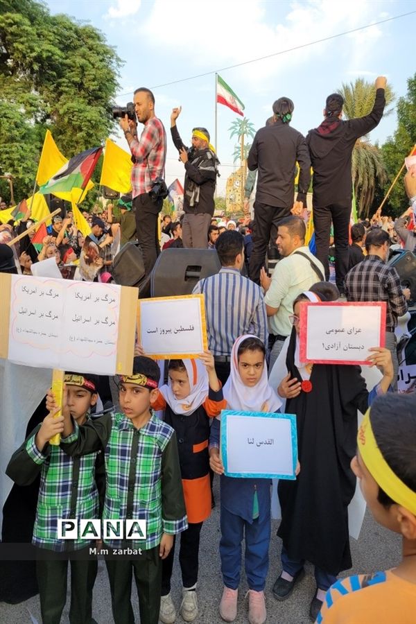اجتماع دانش‌آموزان و مردم شهرستان آبادان در حمایت از مردم فلسطین