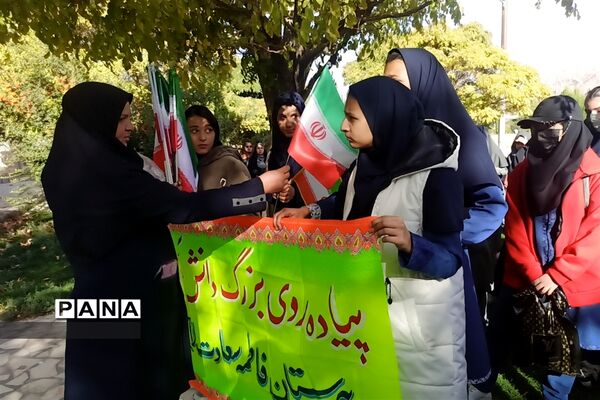 پیاده‌روی بزرگ دانش‌آموزی در شهر سورمق