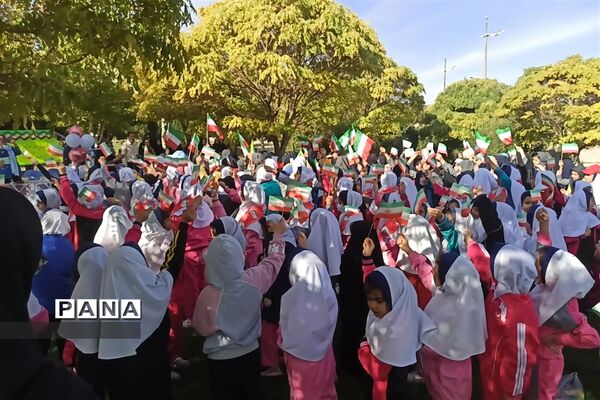 پیاده‌روی بزرگ دانش‌آموزی در شهر سورمق