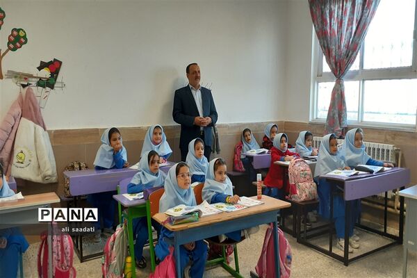 بازدید مدیر آموزش و پرورش شهرستان کلات از کلاس‌های درس آموزشگاه دخترانه ابتدایی شهید علوی شهر زاوین