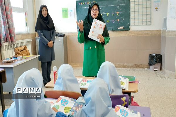 بازدید مدیر آموزش و پرورش شهرستان کلات از کلاس‌های درس آموزشگاه دخترانه ابتدایی شهید علوی شهر زاوین