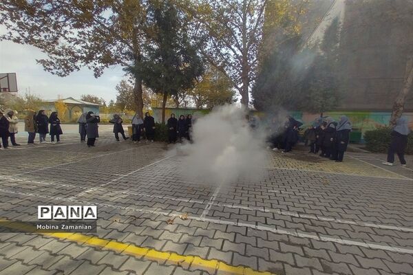 بزرگداشت هفته‌ پدافند غیرعامل در دبیرستان شاهد شهید حمامی