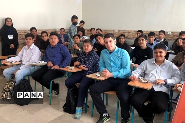 اولین جلسه آموزشی طرح هر مدرسه یک خبرنگار در ناحیه 2 شهرری