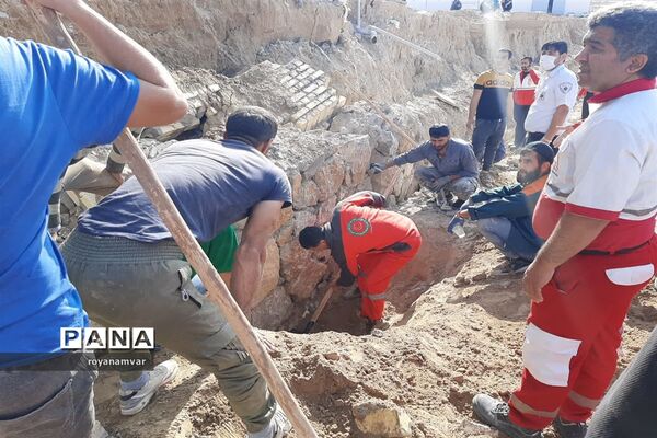 بیرون آوردن پیکر بی جان کارگر کارخانه پنبه توسط تیم های عملیاتی هلال احمر شهرستان شهرستان مانه وسملقان