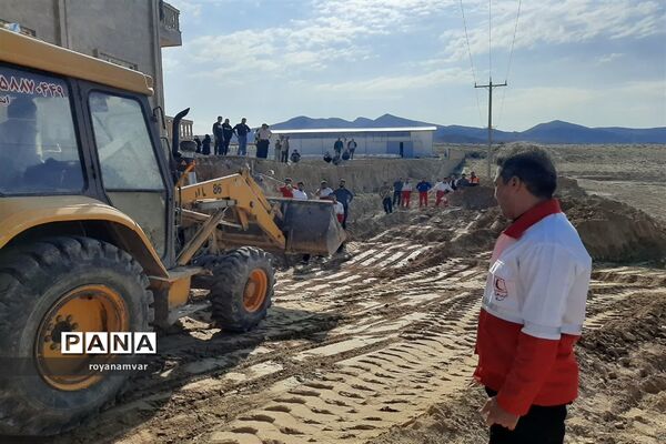 بیرون آوردن پیکر بی جان کارگر کارخانه پنبه توسط تیم های عملیاتی هلال احمر شهرستان شهرستان مانه وسملقان