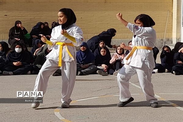 بزرگداشت هفته تربیت بدنی در دبیرستان حضرت زینب