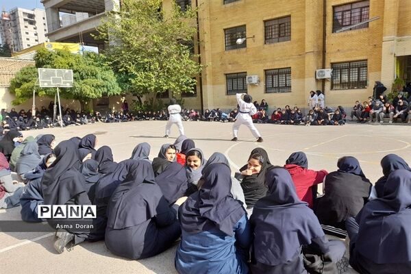 بزرگداشت هفته تربیت بدنی در دبیرستان حضرت زینب