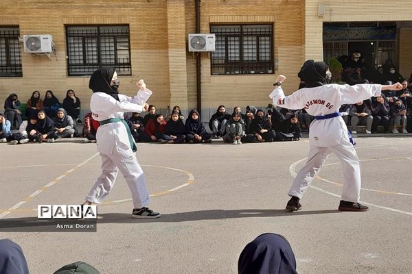 بزرگداشت هفته تربیت بدنی در دبیرستان حضرت زینب