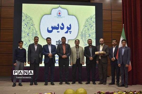 تجلیل  از دانش‌آموزان برتر شهرستان‌پردیس در چهل و یکمین جشنواره فرهنگی هنری فردا در اردوگاه شهید منتظری شهریار