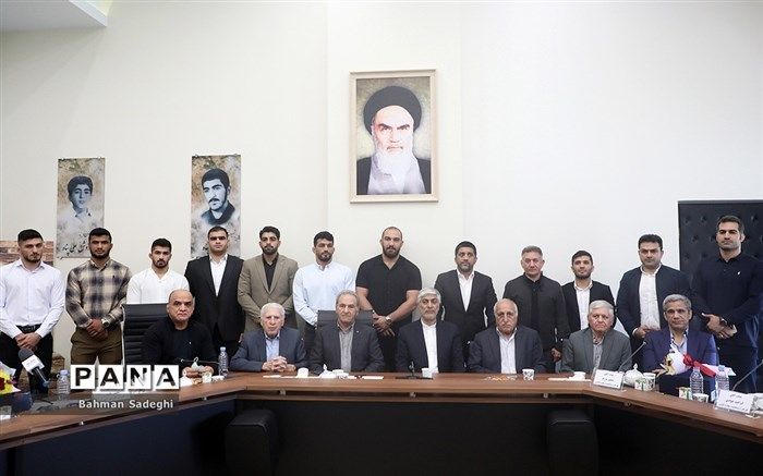 ‌تجلیل از مدال‌آوران کشتی از سوی وزیر ورزش