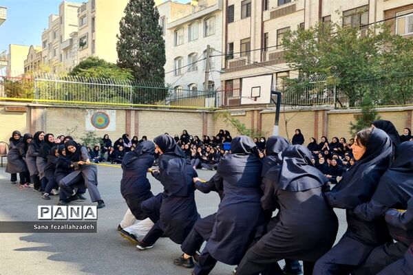 افتتاحیه مسابقات ورزشی در دبیرستان فرهنگ ۱۳