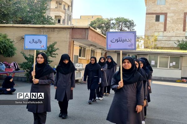 افتتاحیه مسابقات ورزشی در دبیرستان فرهنگ ۱۳