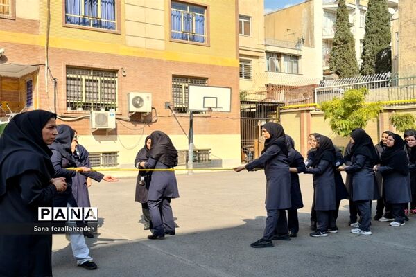 افتتاحیه مسابقات ورزشی در دبیرستان فرهنگ ۱۳