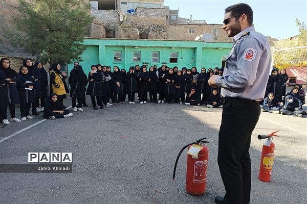 مانور اطفا حریق در آموزشگاه حضرت معصومه(س)