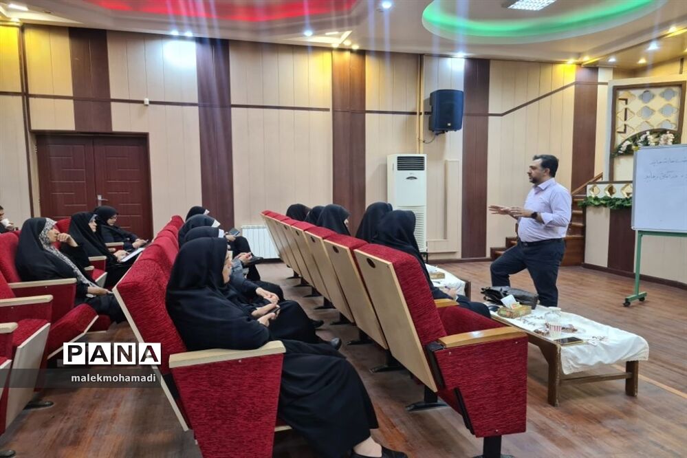 برگزاری دوره آموزشی مربیگری سرود دانش‌آموزی در منطقه ۱۳