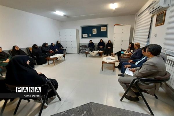 بازدید رئیس آموزش و پرورش ناحیه سه از دبیرستان حضرت زینب(س)