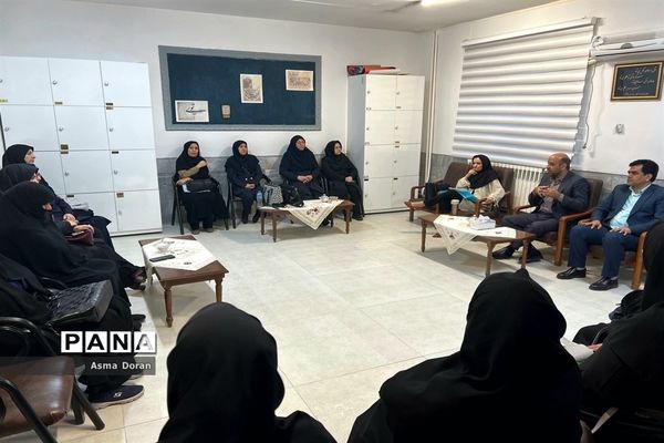 بازدید رئیس آموزش و پرورش ناحیه سه از دبیرستان حضرت زینب(س)