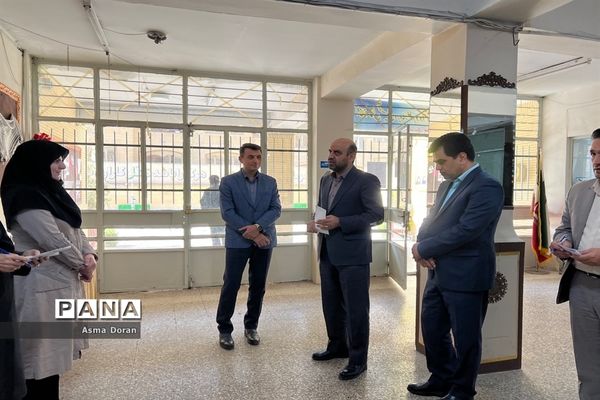 بازدید رئیس آموزش و پرورش ناحیه سه از دبیرستان حضرت زینب(س)