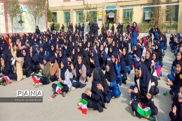 مسابقات طناب کشی در دبیرستان نفیسه خوشنیت یک