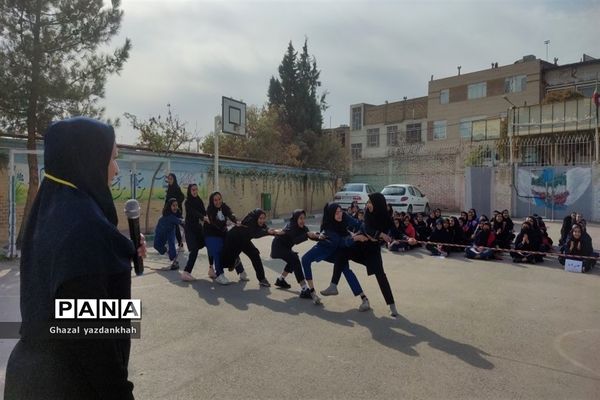 مسابقات طناب کشی در دبیرستان نفیسه خوشنیت یک