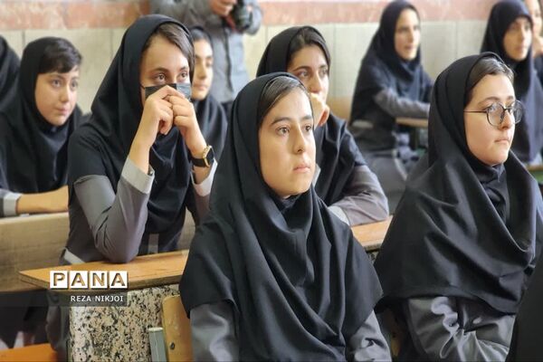 دیدار چهره به چهره و صمیمانه امام جمعه بخش گلستان با دانش‌آموزان آموزشگاه سمیه ناحیه یک بهارستان