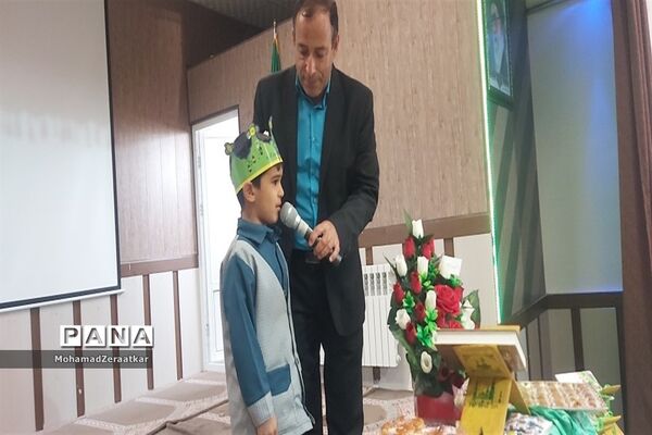 جشن قرآن در دبستان شاهد آقا مصطفی خمینی (ره)کاشمر