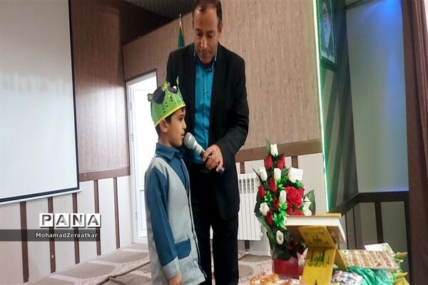 جشن قرآن در دبستان شاهد آقا مصطفی خمینی (ره)کاشمر