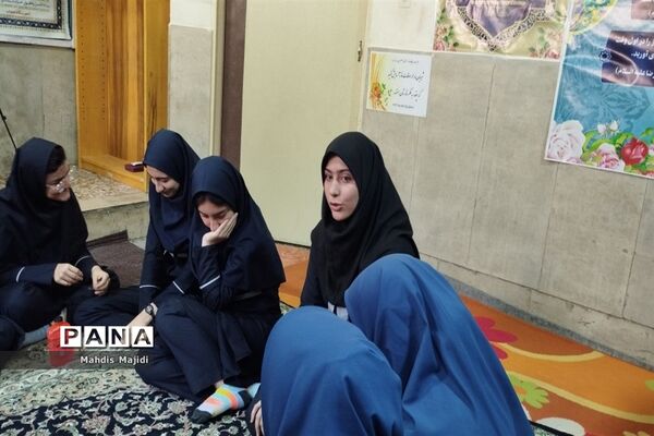 برگزاری حلقه صالحین دانش‌آموزی در دبیرستان حجاب ملارد