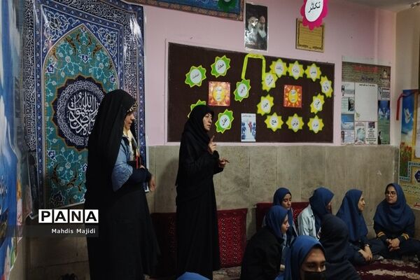 برگزاری حلقه صالحین دانش‌آموزی در دبیرستان حجاب ملارد
