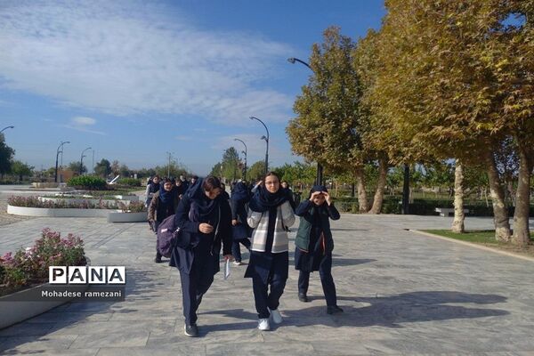 بازدید دانش‌آموزان دبیرستان مهشید مصلی نژاد از آرامگاه فردوسی