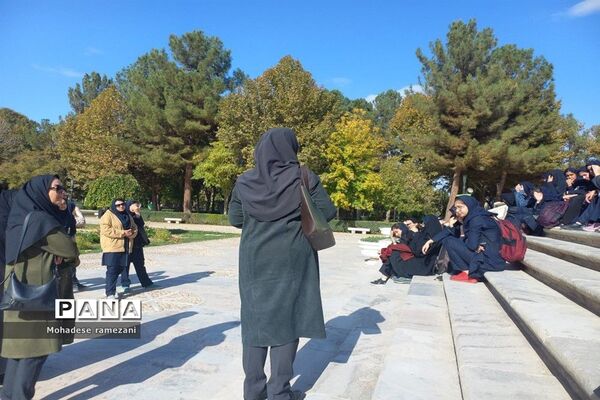 بازدید دانش‌آموزان دبیرستان مهشید مصلی نژاد از آرامگاه فردوسی