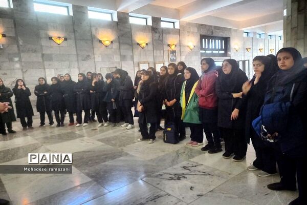 بازدید دانش‌آموزان دبیرستان مهشید مصلی نژاد از آرامگاه فردوسی