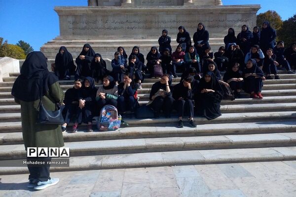 بازدید دانش‌آموزان دبیرستان مهشید مصلی نژاد از آرامگاه فردوسی