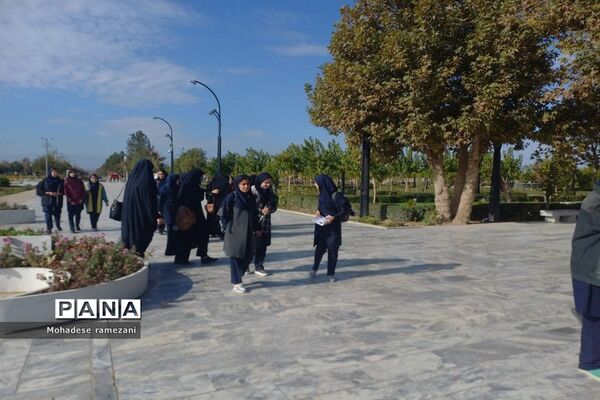 بازدید دانش‌آموزان دبیرستان مهشید مصلی نژاد از آرامگاه فردوسی