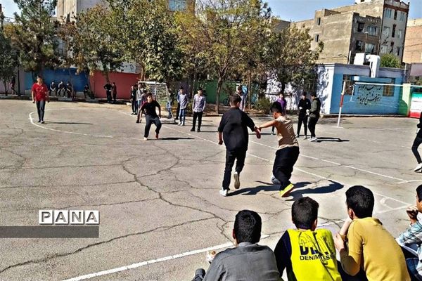مسابقات فوتبال و والیبال به‌مناسبت هفته تربیت‌بدنی در مدرسه شهید بهشتی