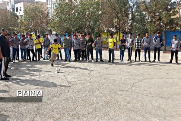 مسابقات فوتبال و والیبال به‌مناسبت هفته تربیت‌بدنی در مدرسه شهید بهشتی