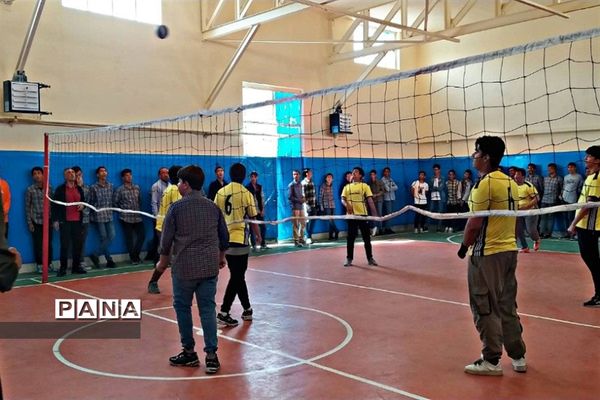 مسابقات فوتبال و والیبال به‌مناسبت هفته تربیت‌بدنی در مدرسه شهید بهشتی