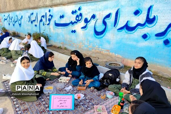 جشنواره غذای سالم و اردوی درون مدرسه‌ای در مدرسه شهید خاقانی شهرستان شیروان