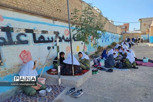 جشنواره غذای سالم و اردوی درون مدرسه‌ای در مدرسه شهید خاقانی شهرستان شیروان