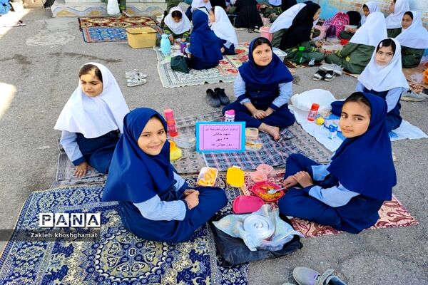 جشنواره غذای سالم و اردوی درون مدرسه‌ای در مدرسه شهید خاقانی شهرستان شیروان