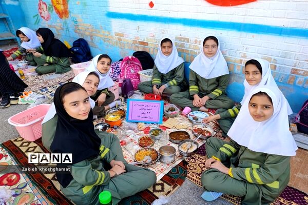 جشنواره غذای سالم و اردوی درون مدرسه‌ای در مدرسه شهید خاقانی شهرستان شیروان