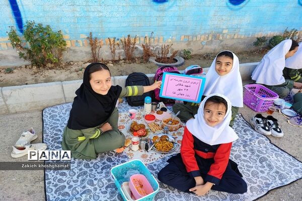 جشنواره غذای سالم و اردوی درون مدرسه‌ای در مدرسه شهید خاقانی شهرستان شیروان